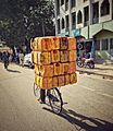 Transporteur de carburant sur bicyclette à Maroua