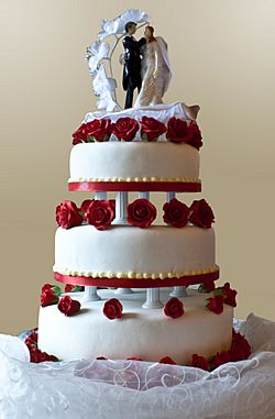 Wedding cake with pillar supports, 2009.jpg