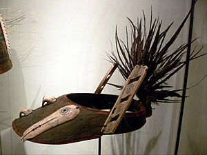 Yupik Augenschirm mit Elfenbein und Feder EthnM