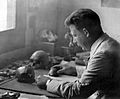 COLLECTIE TROPENMUSEUM Dr. G.H.R. von Koenigswald tijdens onderzoek naar schedels op Java TMnr 10018632