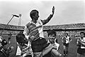 Feyenoord tegen PEC, met afscheid Johan Cruyff ; Johan Cruyff op de schouders van Wijnstekers en Brand