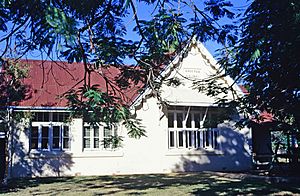 Gayndah State School (2004).jpg