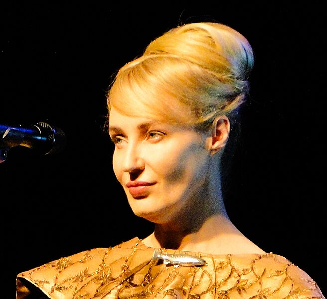 Lisa Gerard 2012 (cropped)