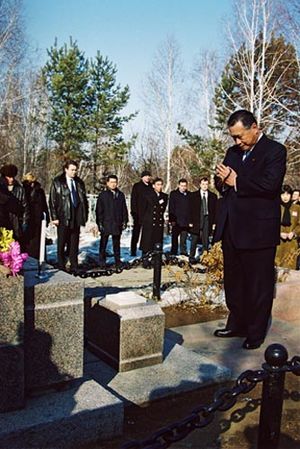 PM-Yoshiro-Mori-Father-Grave-25-March-2001