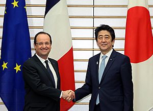 Shinzō Abe and François Hollande at the Japanese Kantei in 2013 (1)