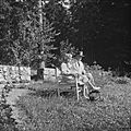 Sibelius-puolisot kesäiltana kasvitarhan penkillä, 1940-1945, (d2005 167 6 101) Suomen valokuvataiteen museo