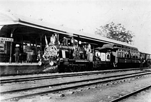 StateLibQld 1 51028 Recruiting train stopped at Emerald during World War I