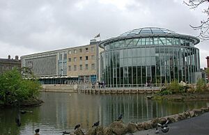 Sunderland Museum and Winter Gardens from Mowbray Park, 7th May 2002. - geograph.org.uk - 136929