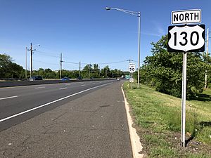 2018-05-23 16 13 11 View north along U.S. Route 130 (Burlington Pike) just north of the Rancocas Creek on the border of Delanco Township and Willingboro Township in Burlington County, New Jersey