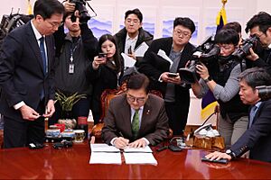 20241214 ROK NA Speaker Woo Won Shik signing the resolution to impeach President Yoon Suk Yeol 02