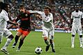 Drenthe y Heinze luchando por el balón
