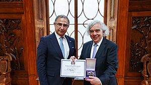 José Manuel Bolieiro awards the Autonomic Commendation of Recognition to Ernest Moniz