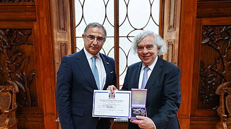José Manuel Bolieiro awards the Autonomic Commendation of Recognition to Ernest Moniz