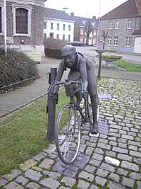 Kanegem (Tielt) - Briek Schotte aan de kerk van Kanegem