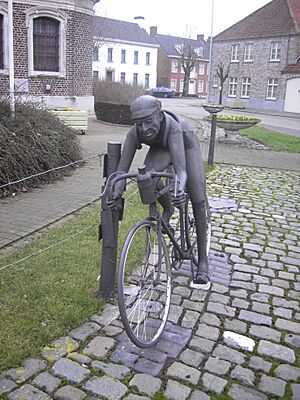 Kanegem (Tielt) - Briek Schotte aan de kerk van Kanegem