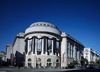 Ronald Reagan Building, Washington, D.C., draped in black and displaying the former president's photograph shortly after he died on June 5, 2004