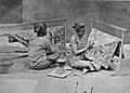 COLLECTIE TROPENMUSEUM Studioportret van twee Javaanse batiksters TMnr 60027241