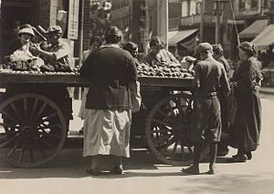 Jewish market day, Kensington Avenue, 1924
