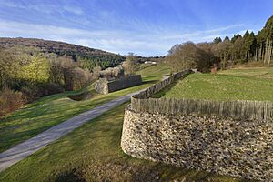 La Porte du Rebout, principal accès à l’oppidum de Bibracte au Ier s. av. notre ère. Porte et murs ont été reconstruits après la fouille selon la technique du murus gallicus. Nièvre, Morvan, Bourgogne, France