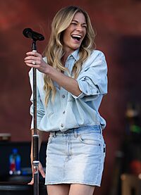 LeAnn Rimes at Mentor Rocks (1) (cropped)