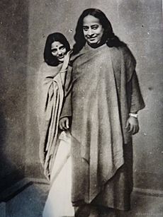 Paramahansa-Yogananda-with-Anandamayi-Ma