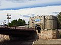 Pogled na glavnu ulaz u Nišku tvrđavu sa keja Nišave