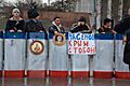 Отряд самообороны Крыма с щитами раскрашенными в цвета флага республики Крым охраняют памятник Ленина