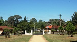 1868 - Wilberforce Park - Memorial Gates in Wilberforce Park (5053905b5)