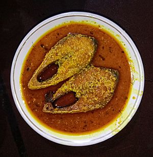A photo of popular Bengali dish Sorshe Ilish served traditionally.jpg