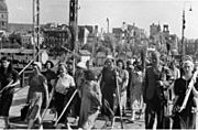Bundesarchiv Bild 146-1994-090-06A, Lettland, Riga, Frauen auf Weg zum Arbeitseinsatz