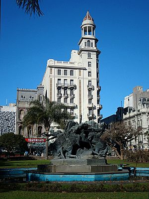 The Edificio Rex and the El Entrevero fountain in Plaza Fabini