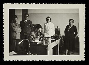 Hans Gruneberg at a microscope Wellcome L0073423