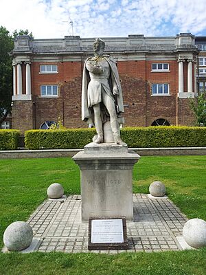 London-Woolwich, Royal Arsenal, Wellington Park, statue Duke of Wellington 01