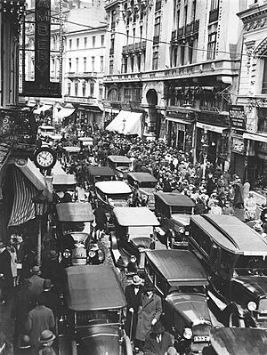 Nicolae Ionescu - Victory Avenue in 1923, Sunday at noon