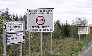 R235 border Metric signpost