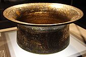 Siria, bacile detto battistero di s.luigi, 1320-40 ca, firmato muhammad ibn al-zayn, con restauri del 1821, ottone incr. d'oro, arge e pasta nera 01