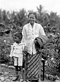 COLLECTIE TROPENMUSEUM Portret van een vrouw in sarong en kabaja met kind aan de hand TMnr 10027458