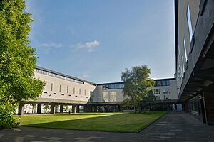 Cmglee Cambridge University Raised Faculty Building