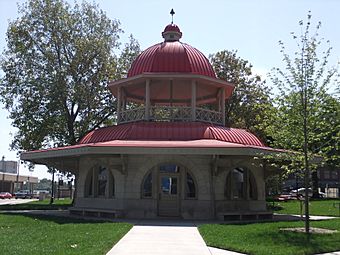 Decatur, IL Transfer House in Central Park.JPG