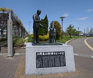 Statue of Dr Ueno hidesaburo ^ Hachi - panoramio