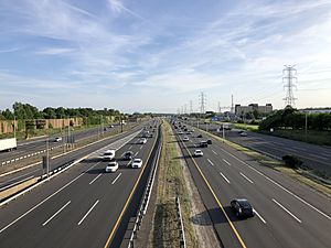 2021-05-25 18 39 20 View south along Interstate 95 (New Jersey Turnpike) from the overpass for Middlesex County Route 602 (Roosevelt Avenue) in Carteret, Middlesex County, New Jersey