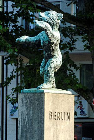 Baerenstatue an der Berliner Allee in Duesseldorf-Friedrichstadt, von Norden