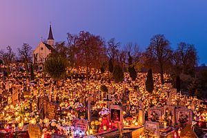 Celebración de Todos los Santos, cementerio de la Santa Cruz, Gniezno, Polonia, 2017-11-01, DD 10-12 HDR
