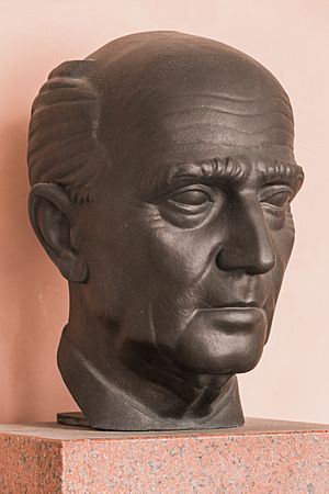 Hans Kelsen (Nr. 17) - Bust in the Arkadenhof, University of Vienna - 0289