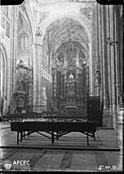 Interior del convent de San Esteban amb el retaule i l'altar major