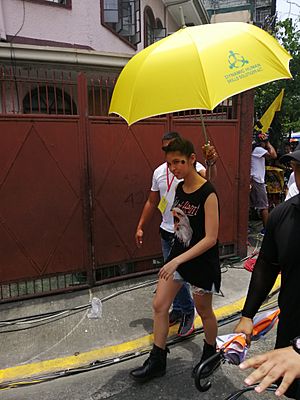 Maine Mendoza in a barangay at Paco, Manila