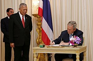 President signs guest book with Prime Minister Samak Sundaravej in the Ivory Room of the Government House