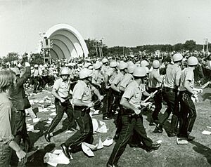 Protestors and Chicago Police Officers in Grant Park - DPLA - 2972723d78e7f60f542da94846a6f9a6 (1) (cropa)