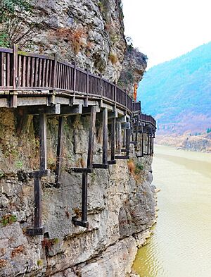 明月峡古栈道遗址照片