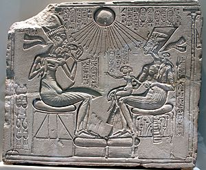 Akhenaten, Nefertiri and three daughers beneath the Aten - Neues Museum - Berlin - Germany 2017 (cropped)